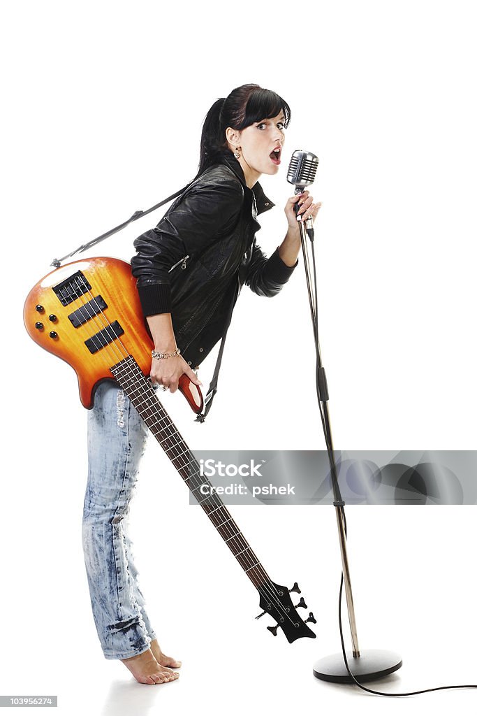 Rock -) eletrizantes garota segurando uma guitarra cantando em microfone retrô - Foto de stock de Adolescente royalty-free