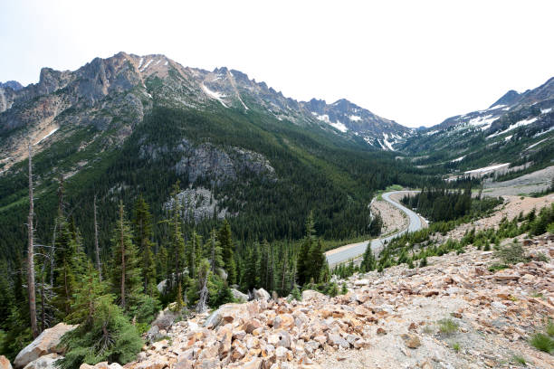 północna kaskada kręta autostrada - north cascades national park mountain above cascade range zdjęcia i obrazy z banku zdjęć