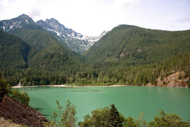 istock Emerald Green Lake in North Cascades 1039566132