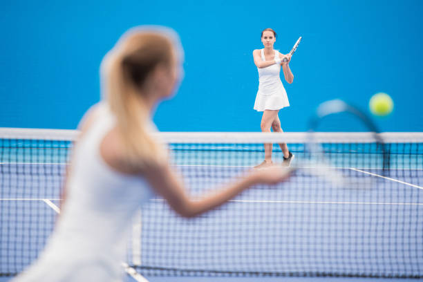 競争力のあるテニスの試合 - tennis indoors women court ストックフォトと画像