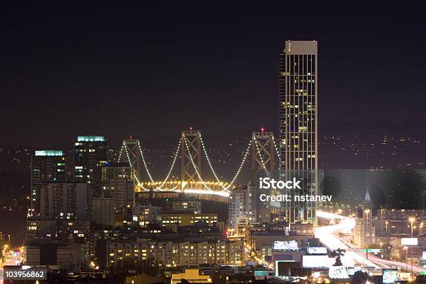 Bay Bridge À Noite - Fotografias de stock e mais imagens de Alto - Descrição Física - Alto - Descrição Física, Ao Ar Livre, Arquitetura