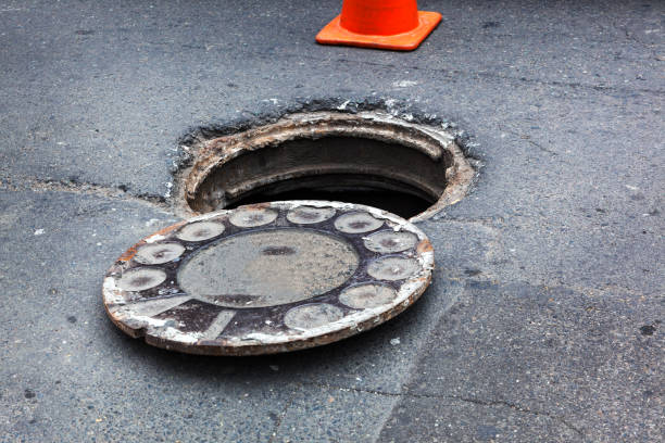 open old manhole open old manhole and repair of roads manhole stock pictures, royalty-free photos & images