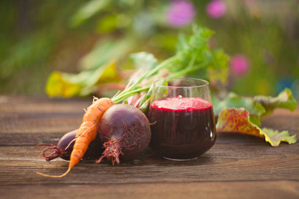 jugo de remolacha y zanahoria en vidrio en la tabla - juice vegetable fruit vegetable juice fotografías e imágenes de stock