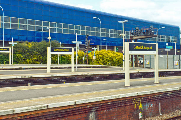 estación de tren del aeropuerto de gatwick - subway station railroad station uk passenger fotografías e imágenes de stock