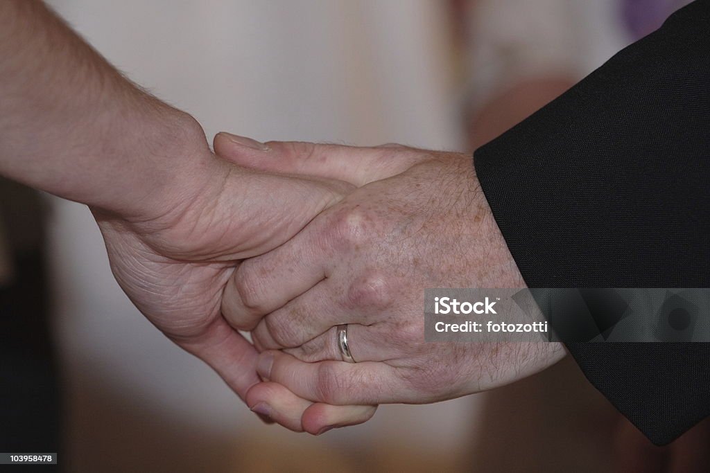 Segurando as mãos juntas - Foto de stock de Acontecimentos da Vida royalty-free