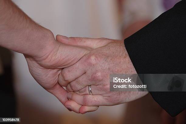 Foto de Segurando As Mãos Juntas e mais fotos de stock de Acontecimentos da Vida - Acontecimentos da Vida, Adulto, Aliança de noivado