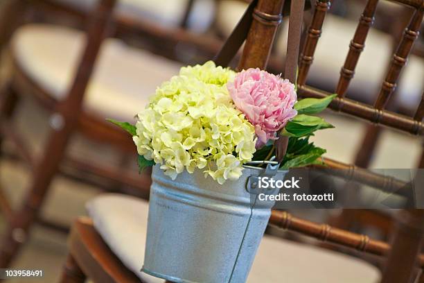 Blumen Im Bucket Stockfoto und mehr Bilder von Baumblüte - Baumblüte, Beige, Besonderes Lebensereignis