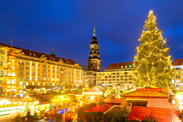 istock Dresdner Striezelmarkt, Germany 1039601960