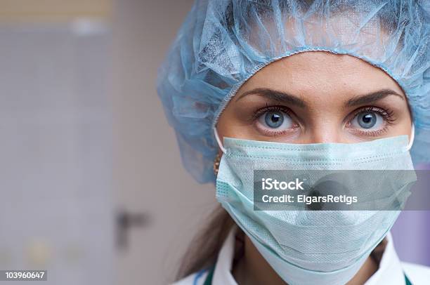 Enfermeira Com Máscara De Operação - Fotografias de stock e mais imagens de Adulto - Adulto, Ala hospitalar, Cirurgia