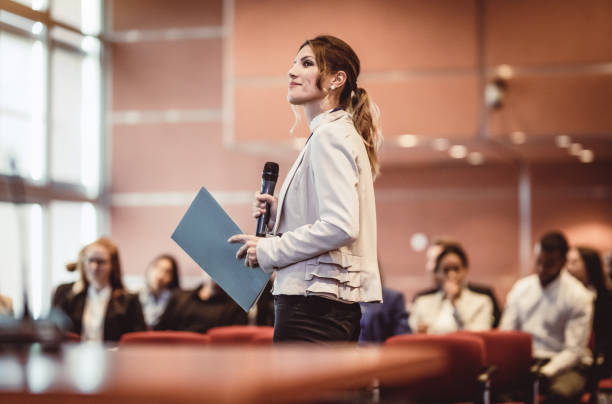 escucha al orador en una conferencia de empresarios - financial district audio fotografías e imágenes de stock