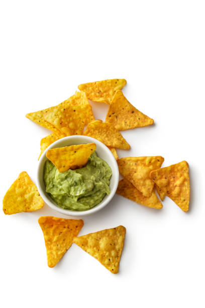 texmex food: nacho chips und guacamole isoliert auf weißem hintergrund - guacamole avocado mexican culture food stock-fotos und bilder