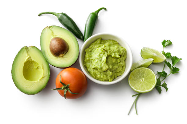 texmex alimentos : guacamole y ingredientes aislado sobre un fondo blanco - guacamole mexican cuisine avocado food fotografías e imágenes de stock