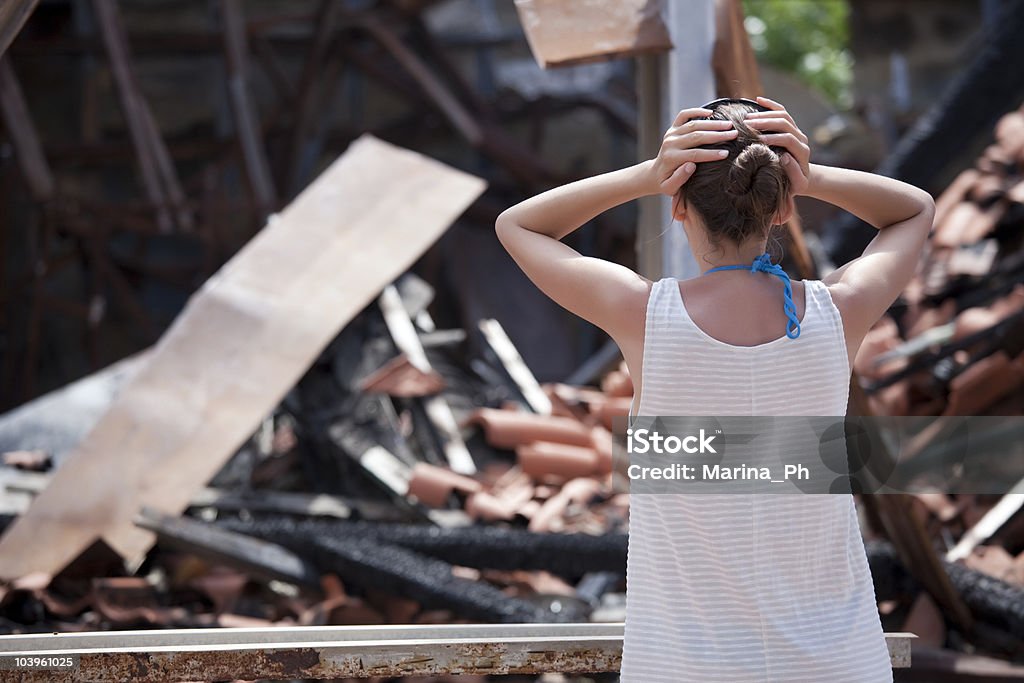 Mulher de pé em frente à exaustos house - Foto de stock de Casa royalty-free