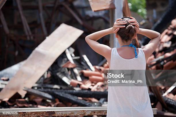 Foto de Mulher De Pé Em Frente À Exaustos House e mais fotos de stock de Casa - Casa, Demolido, Queimado