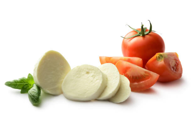흰색 배경에 고립 된 이탈리아 음식: caprese 샐러드 재료 - caprese salad heirloom tomato salad food 뉴스 사진 이미지