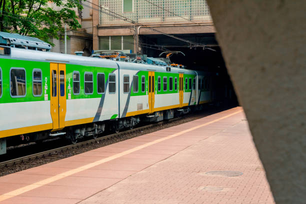 tren de pasajero eléctrico llega a la estación de tren de varsovia polonia - mazowieckie fotografías e imágenes de stock