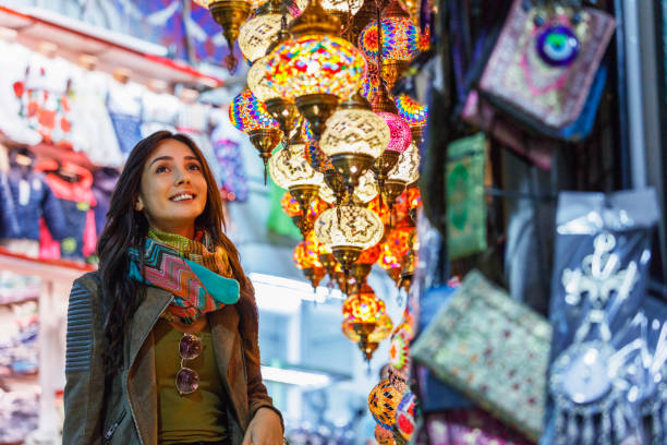 Beautiful young woman shopping in Grand Bazaar, Istanbul, Turkey - fotografia de stock