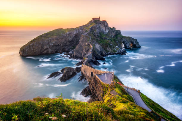 san juan de gaztelugatxe (dragonstone) at sunset Long exposure in San Juan the Gaztelugatxe at sunset. comunidad autonoma del pais vasco stock pictures, royalty-free photos & images