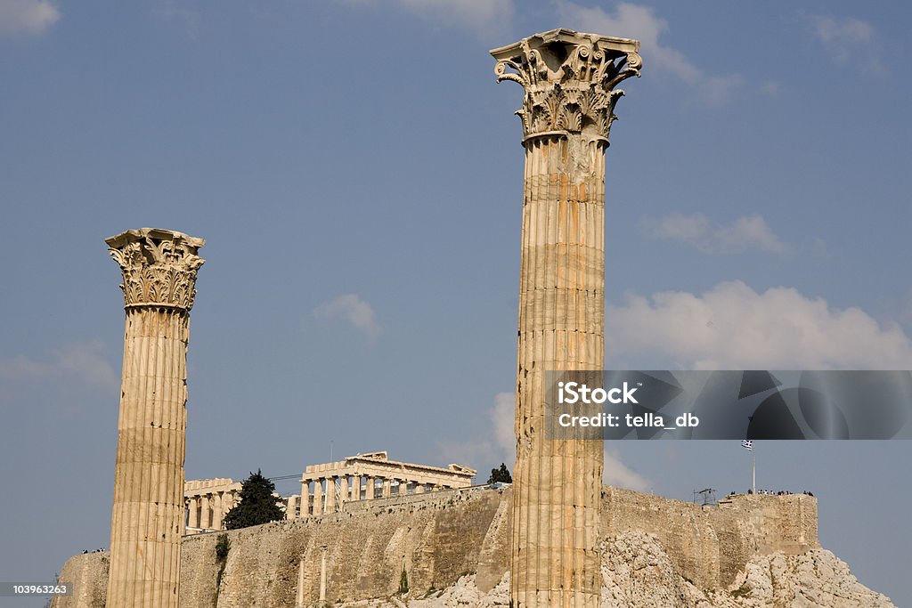 Greco colonne corinzie contro l'Acropoli-Atene - Foto stock royalty-free di Acropoli - Atene