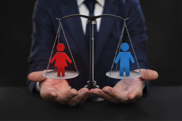 гендерное равенство - gender symbol scales of justice weight scale imbalance стоковые фото и изображения