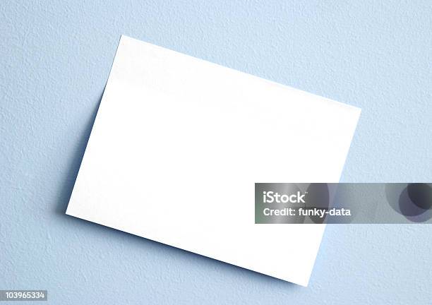 Photo libre de droit de Whtie Feuillet Autoadhésif Sur Un Mur Bleu banque d'images et plus d'images libres de droit de Blanc - Blanc, Bleu, Bleu clair