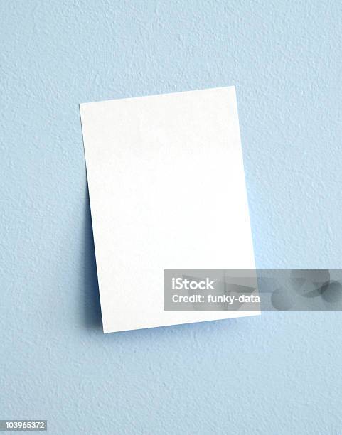 Whtie Nota Autocolante Na Parede Azul - Fotografias de stock e mais imagens de Azul - Azul, Azul claro, Branco
