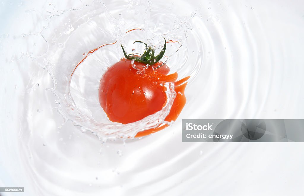 Tomate bio sur l'eau - Photo de Abstrait libre de droits