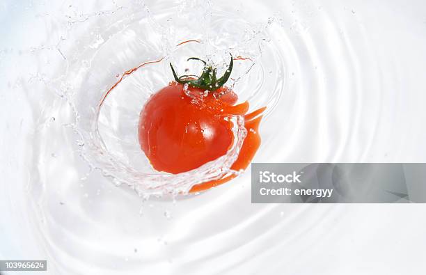 Photo libre de droit de Tomate Bio Sur Leau banque d'images et plus d'images libres de droit de Abstrait - Abstrait, Bleu, Boisson