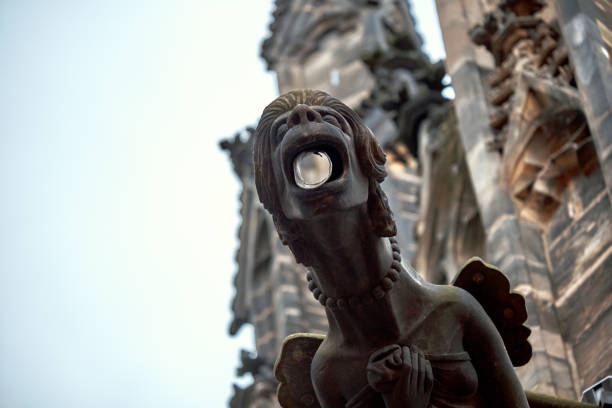bouchent la vue de gargouille dans l’église cathédrale saint-guy sacré. prague. république tchèque - cathedral close up gargoyle prague photos et images de collection