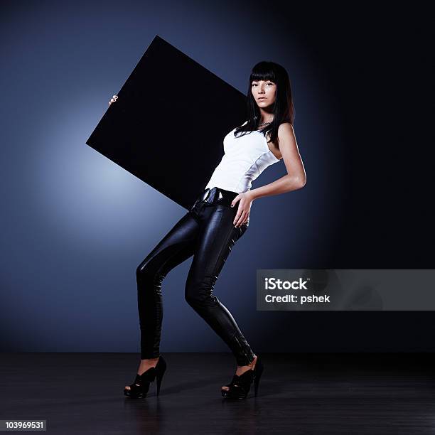 スタイリッシュな若い女性の手に空白の黒いスレートボード - からっぽのストックフォトや画像を多数ご用意 - からっぽ, カッコいい, カラー画像