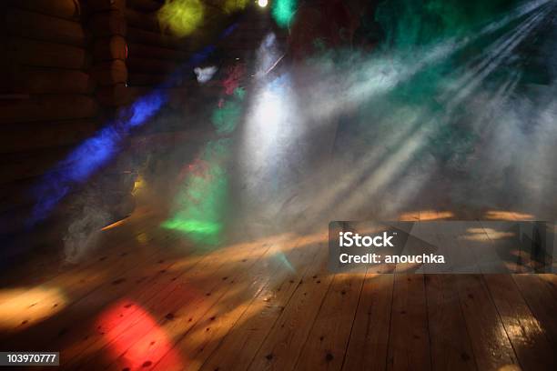 Foto de Luzes De Discoteca Com Fumaça e mais fotos de stock de Palco - Palco, Dançar, Festa