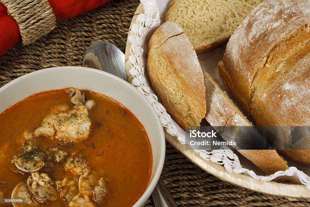 Cioppino aux fruits de mer et soupe de poisson et pain prêt à manger - Photo de Aliment libre de droits