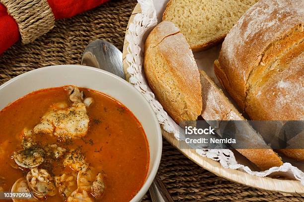 Cioppino Sopa De Peixe E Marisco E Pão Prontos A Comer - Fotografias de stock e mais imagens de Almoço