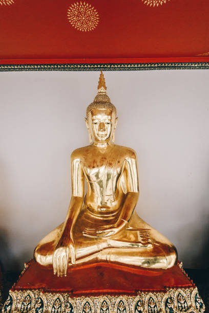 buda de oro de tailandia. religión thai - wat pho fotografías e imágenes de stock