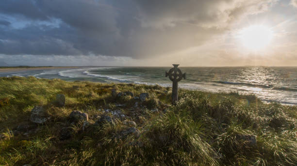 cementerio costa irlandesa - celtic cross fotografías e imágenes de stock