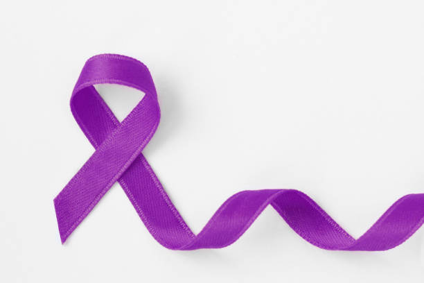 violett band auf weißem hintergrund - konzept der häuslichen gewalt bewusstsein; alzheimer-krankheit, bauchspeicheldrüsenkrebs, epilepsiebewusstsein und hodgkin-lymphom - hodgkins disease stock-fotos und bilder