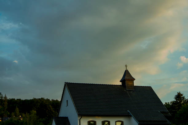 小さな墓地教会 - nach ストックフォトと画像