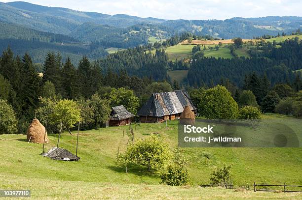 Foto de Montanhas De Verão e mais fotos de stock de Abrigo de Jardim - Abrigo de Jardim, Agricultura, Aldeia