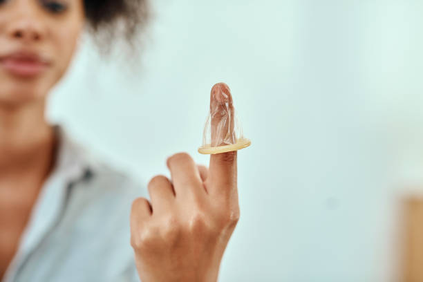 nałóż na nią gumę - sex education condom contraceptive sex zdjęcia i obrazy z banku zdjęć