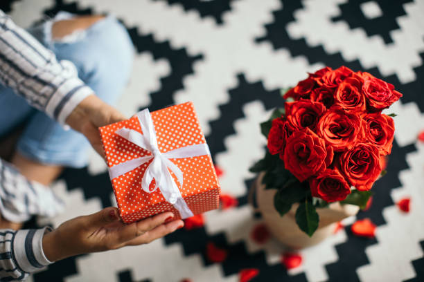 mujer es con ramo de rosa - valentine present fotografías e imágenes de stock