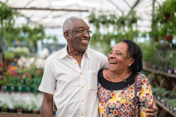 portret dojrzałej afrykańskiej pary klienta na targu kwiatowym - latin american and hispanic ethnicity senior adult mature adult couple zdjęcia i obrazy z banku zdjęć