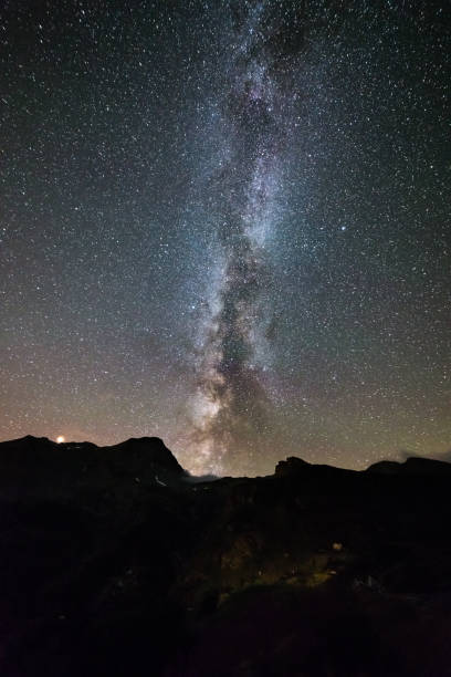 stelle galattiche della via lattea sulle alpi, marte e giove, catena montuosa innevata, astro cielo notturno che osservare le stelle - astro photography foto e immagini stock