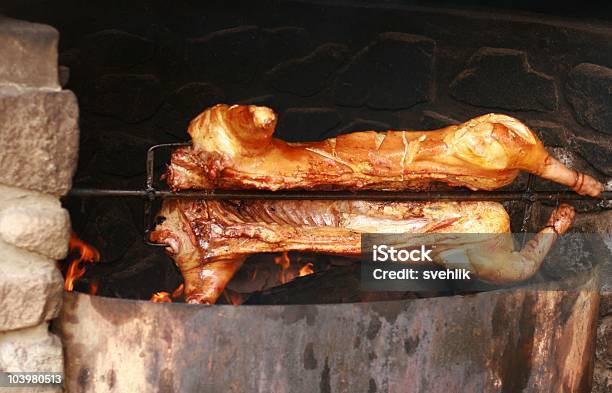 Maiale Arrosto Allo Spiedo - Fotografie stock e altre immagini di Ambientazione esterna - Ambientazione esterna, Arrosto - Cibo cotto, Arrosto allo spiedo