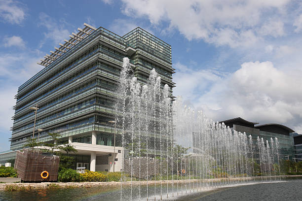 현대적이다 office 빌딩 - clear sky glass façade built structure fountain 뉴스 사진 이미지
