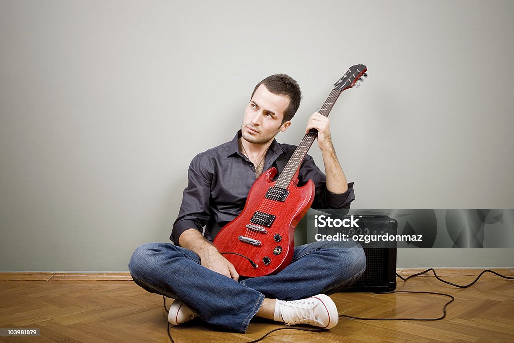 Hombre joven con su guitarra - Foto de stock de 20 a 29 años libre de derechos