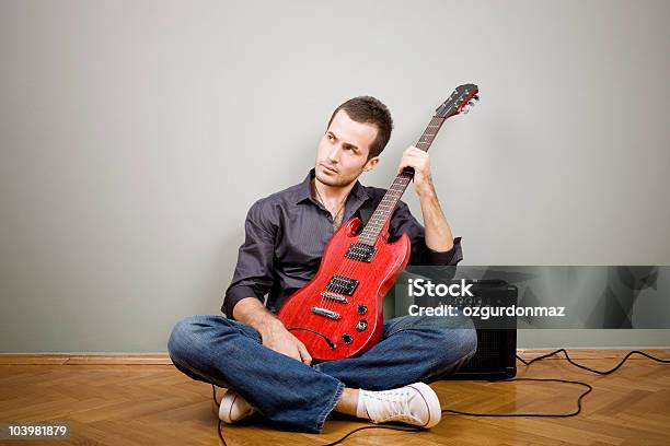 Hombre Joven Con Su Guitarra Foto de stock y más banco de imágenes de 20 a 29 años - 20 a 29 años, Actuación - Representación, Adolescente