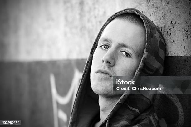 Hombre Joven En Escena Urbana Foto de stock y más banco de imágenes de Adolescente - Adolescente, Blanco y negro, Retrato