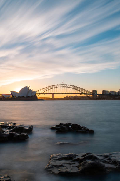 l'opéra de sydney et du pont harbour bridge - sydney harbor bridge sydney opera house vertical australia photos et images de collection