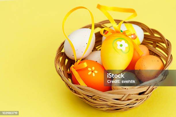 Huevos De Pascua Foto de stock y más banco de imágenes de Amarillo - Color - Amarillo - Color, Blanco - Color, Cesta