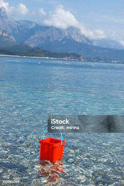 Foto de Férias e mais fotos de stock de Ajardinado - Ajardinado, Azul, Balde